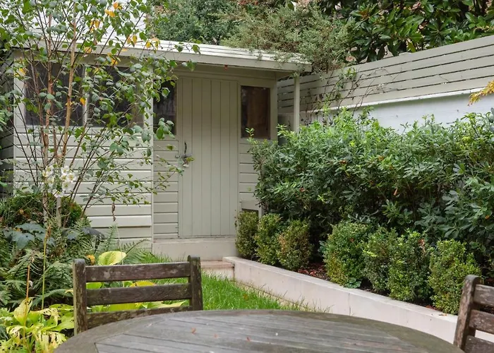 Joivy Elegant 3-Bed Flat With Private Garden In Notting Hill, West London