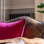 Joivy Elegant 3-Bed Flat With Private Garden In Notting Hill, West London