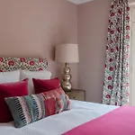 Joivy Elegant 3-Bed Flat With Private Garden In Notting Hill, West London