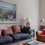 Joivy Elegant 3-Bed Flat With Private Garden In Notting Hill, West London