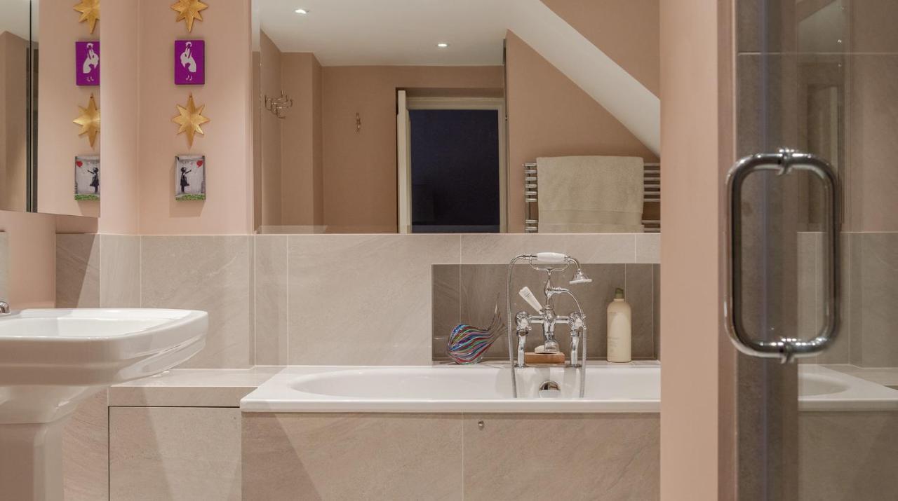 Joivy Elegant 3-bed Flat With Private Garden In Notting Hill, West London